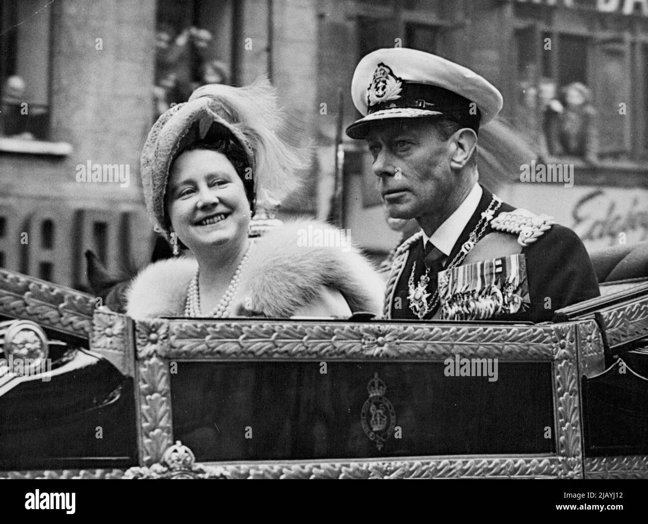 Happy Pair -- il Re e la Regina guidano attraverso Fleet Street sulla via del ritorno a Buckingham Palace dopo il servizio del festival di dedica 3 maggio, alla Cattedrale di St. Paul. Maggio 09, 1951. (Foto di stampa associata). Foto Stock