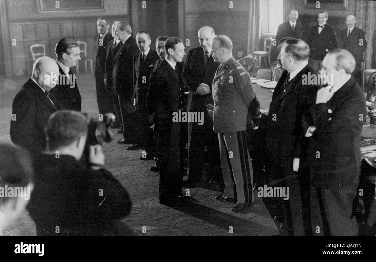 Re alla Conferenza degli Alleati e degli Imperiali: Il re parla con il generale Sikorski, il primo ministro polacco alla Conferenza degli uomini di Stato alleati e imperiali al Palazzo di St. James, il sig. Anthony Eden, il ministro degli Affari Esteri, e il sig. Churchill sono sulla sinistra. Giugno 13, 1941. (Foto di Planet News Ltd.). Foto Stock