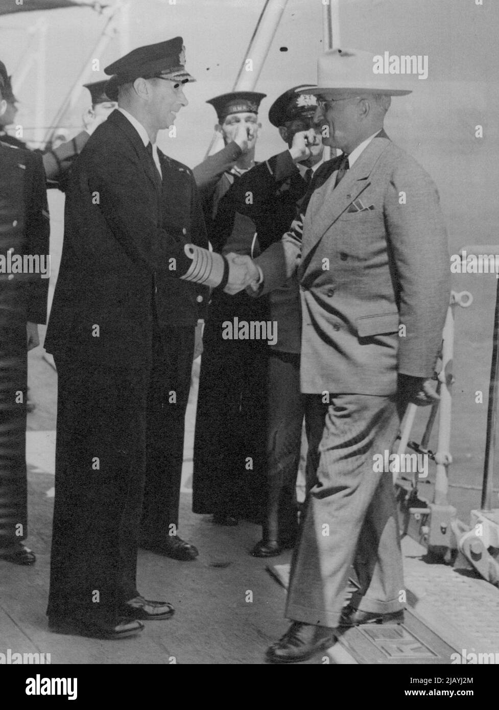 Il Re e il Presidente Truman si incontrano su H.M.S. Rinomato a Plymouth Sound: Il presidente Truman è pied a bordo di H.M.S. Rinomato e ricevuto dal Re. Il re, a bordo dell'incrociatore inglese H.M.S., noto a Plymouth Sound, ha ricevuto il presidente Harry S. Truman, che aveva volato in Inghilterra dopo la conferenza di Potsdam. L'incontro storico ha avuto luogo entro 4.000 metri da Mayflower Steps, dove i Padri Pellegrini salpò per il New England nel 1620. Agosto 02, 1945. Foto Stock