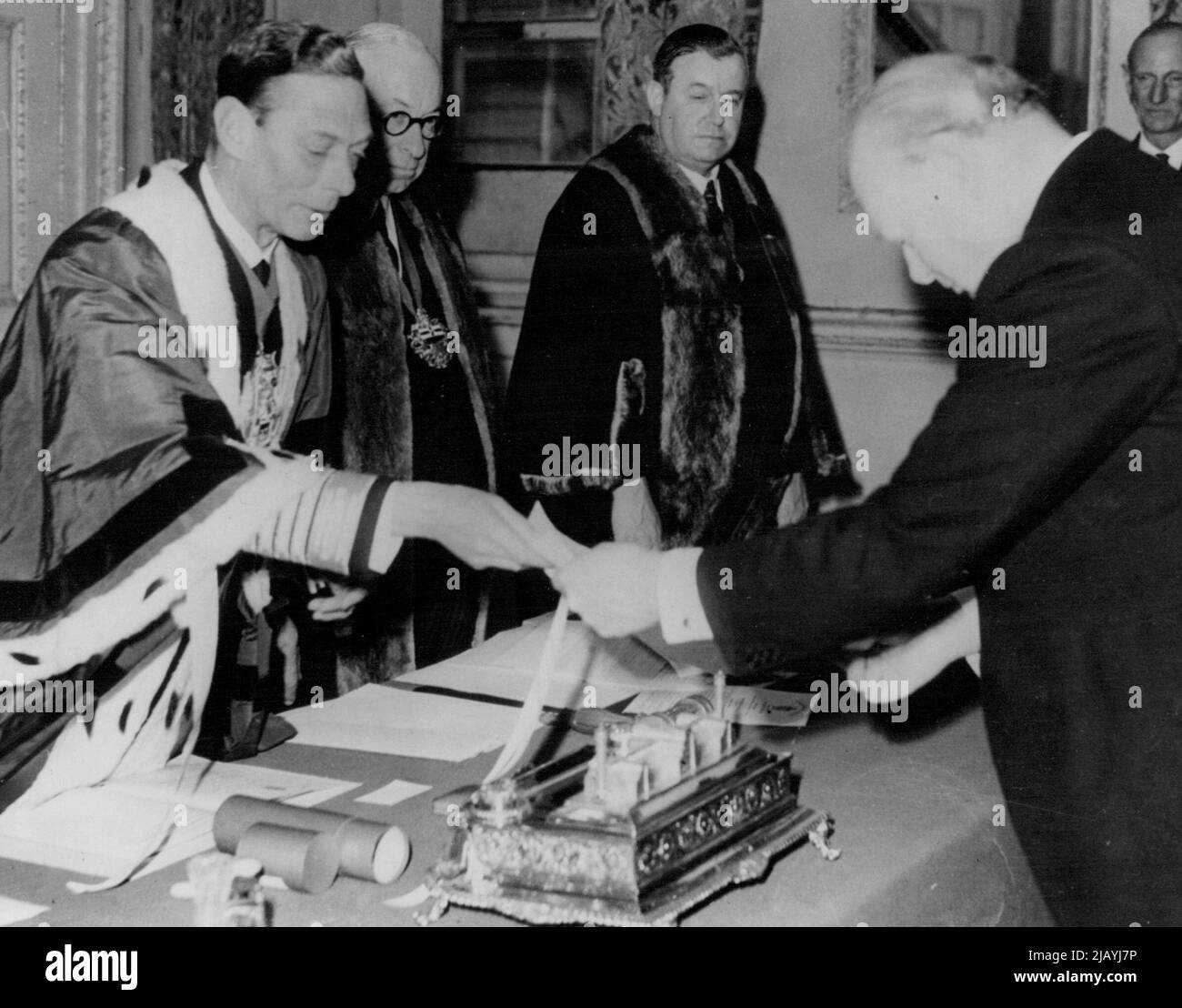 Re presenta il premio a Churchill -- Re Giorgio VI (a sinistra) presenta l'ex primo Ministro Winston Churchill con la 'libertà della Compagnia Worshipful di Ship-Wrights' in una riunione della corte della compagnia alla Mansion House di Londra, ottobre 24. Altri in foto non sono identificati. Ottobre 31, 1945. (Foto di stampa associata). Foto Stock