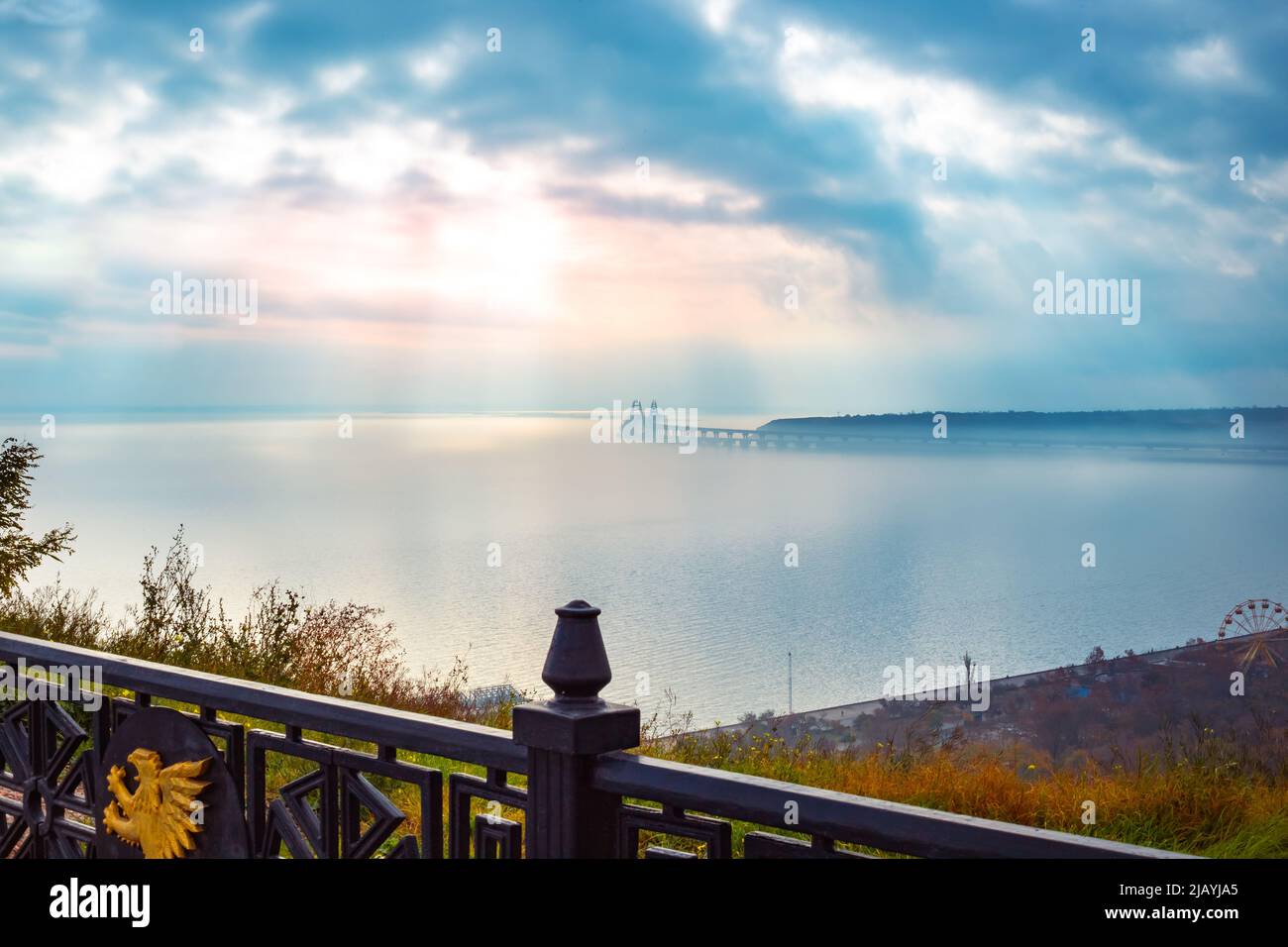 Stagcape all'alba. Ponte di Crimea al mattino torbidità in autunno. Foto Stock