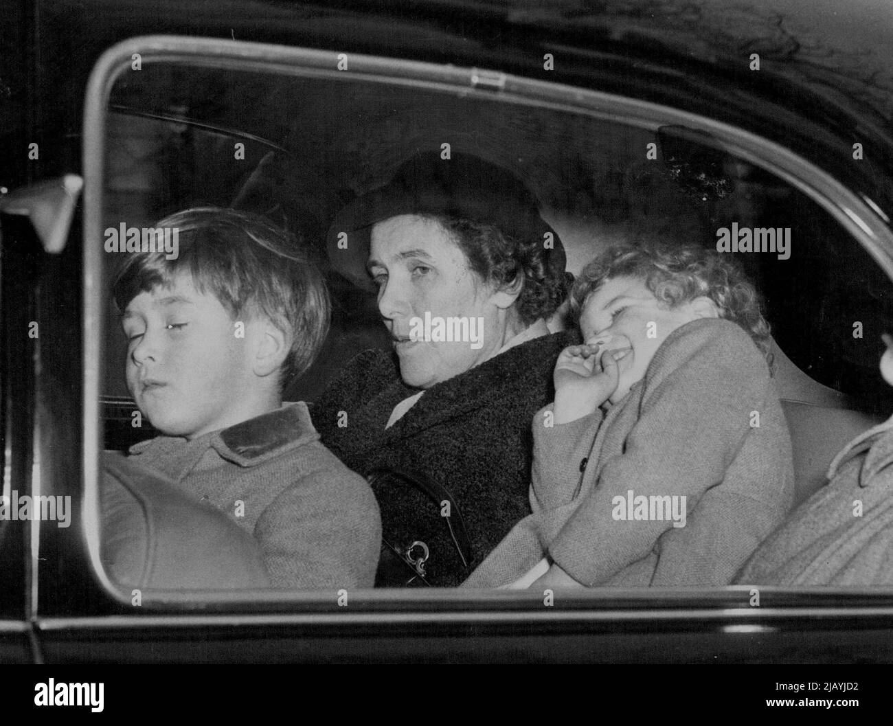 I bambini reali ritornano alla casa di Clarence -- il principe Charles e la principessa Anne fotografati mentre ritornano alla casa di Clarence questa mattina, dopo, il loro azionamento di mattina. Febbraio 12, 1954. (Foto di Topical Press Agency Ltd.). Foto Stock