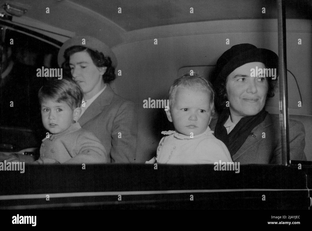Royal Babies ritorno dalla Scozia -- nonostante la prima ora, il Principe Carlo e la Principessa Anne figli di figli della Principessa Elisabetta e del Duca di Edimburgo - sguardo con interesse dalla macchina, quando lasciano Euston Station, Londra, questa mattina (Mercoledì) dopo il loro viaggio di tutta la notte dalla Scozia. Hanno trascorso una vacanza a Brikhall, vicino a Balmoral. Ottobre 03, 1951. (Foto di Reuterphoto). Foto Stock