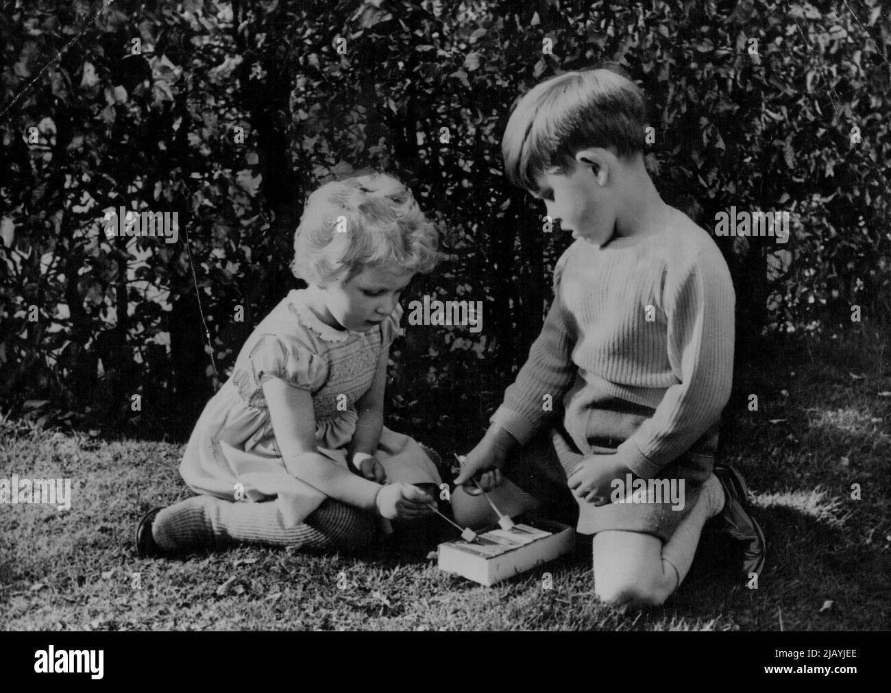 Royal Musicians -- fino ad ora inedito mostra il principe Charles e la principessa Anne che suonano con il loro piccolo xilofono al Royal Lodge, Windsor. Agosto 23, 1954. (Foto di Paul Popper; Paul Popper Ltd.). Foto Stock