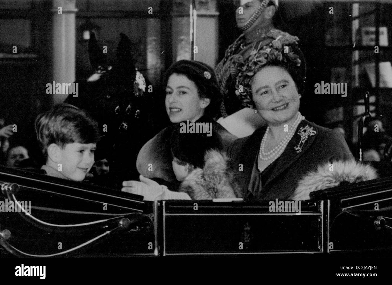 La Regina Madre ritorna dal suo tour americano e canadese - la Regina Madre con la Regina Principe Carlo e la Principessa Anne guida da Waterloo Stn. A Clarence House. H.M. la Regina Elisabetta la Regina Madre ha ricevuto un grande benvenuto quando è tornata a Londra dal suo tour americano e canadese. La Regina con altri membri della Famiglia reale la salutò al suo arrivo a Waterloo Stn. Novembre 24, 1954. (Foto di Sports & General Press Agency, Limited). Foto Stock