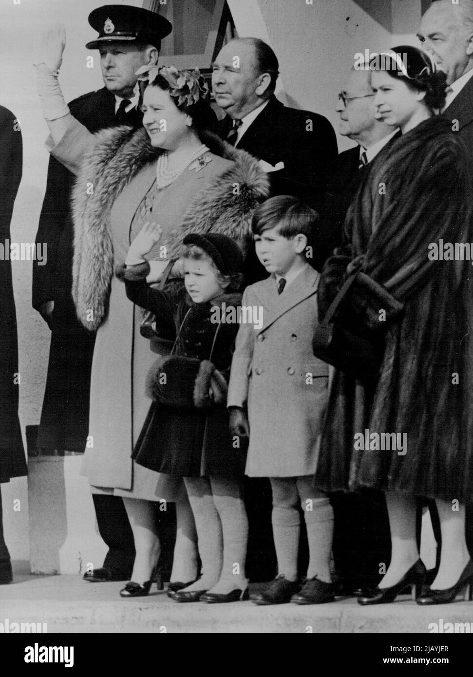 La principessa è Casa -- in attesa di S.R.H. la principessa Margaret atterra all'aeroporto di Londra sono S.M. la regina Elisabetta la madre che si piega giù per parlare alla principessa Anne: S.R.H. il principe Charles e S.M. la regina. La Principessa Margaret di H.R.H. è arrivata oggi a casa dal suo tour caraibico di grande successo. S.M. la Regina, S.R.H. il Duca di Edimburgo, la Regina Madre e i Bambini reali erano all'aeroporto di Londra per salutarla. Marzo 03, 1955. (Foto di Fox Photos). Foto Stock