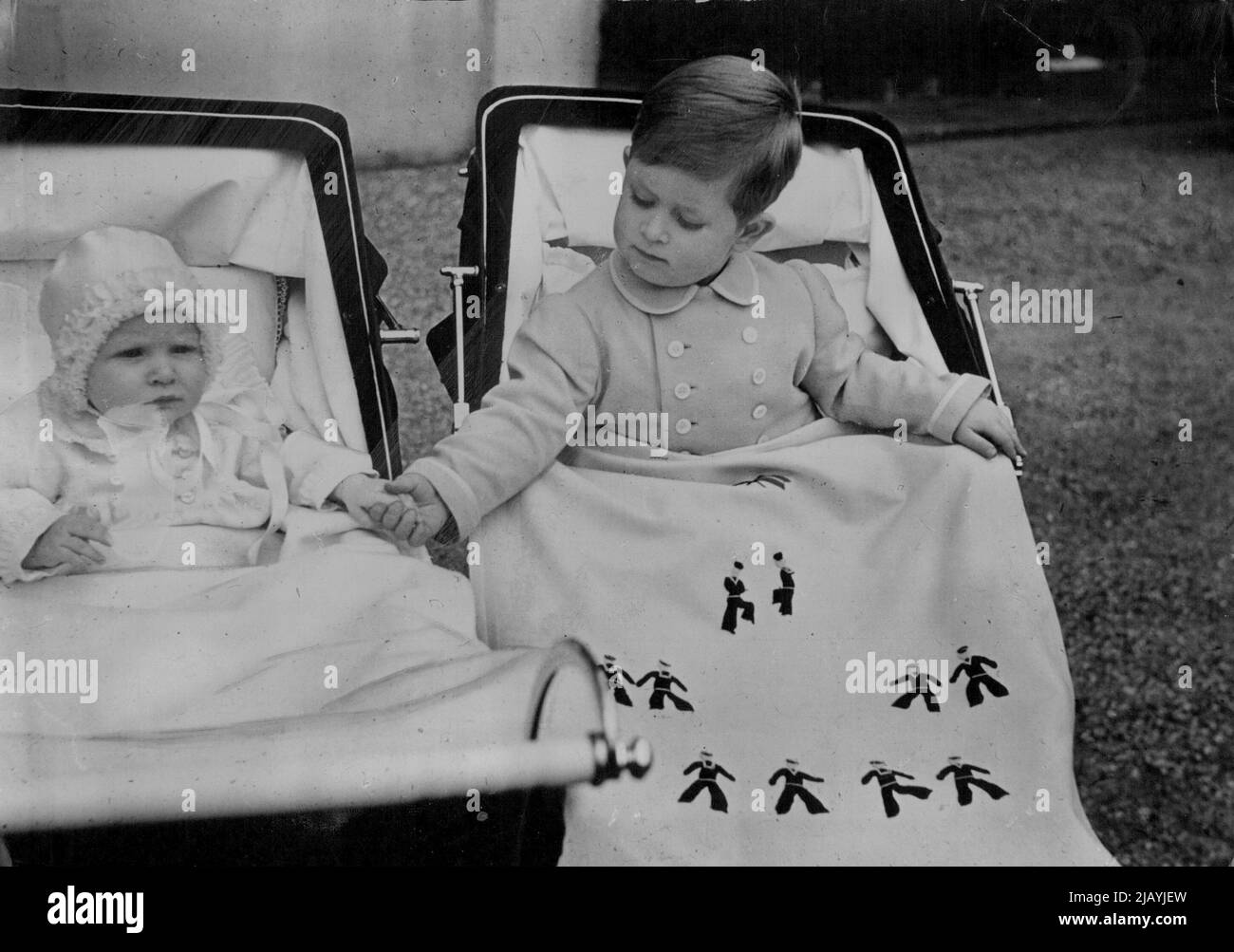 "Non c'è niente di cui temere", afferma il principe Carlo, che tiene affettuosamente la mano della principessa Anne durante una recente uscita a Londra, il principe Carlo, che adorerà la principessa Anne, la chiama "sorella del bambino". Agosto 23, 1951. (Foto di Kosmos Bureau Pty. Ltd.). Foto Stock