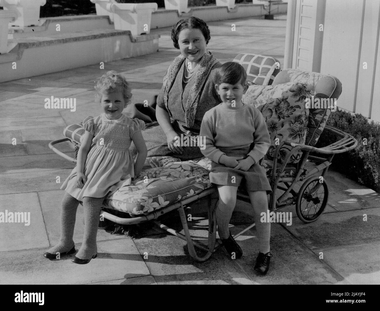 Il Principe Carlo e la Principessa Anna rimasero con la Regina Madre perché la Regina Elisabetta e il Duca di Edimburgo stavano girando l'Impero. Dicembre 20, 1954. (Foto di Lisa). Foto Stock