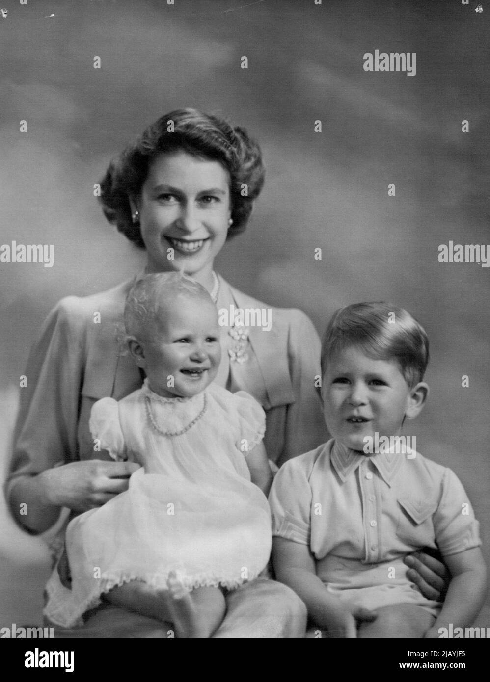 Un affascinante studio della Regina Elisabetta con la Principessa Anna e il Principe Carlo. Dicembre 14, 1953. (Foto di Marcus Adams, The London Electrotype Agency Ltd.). Foto Stock