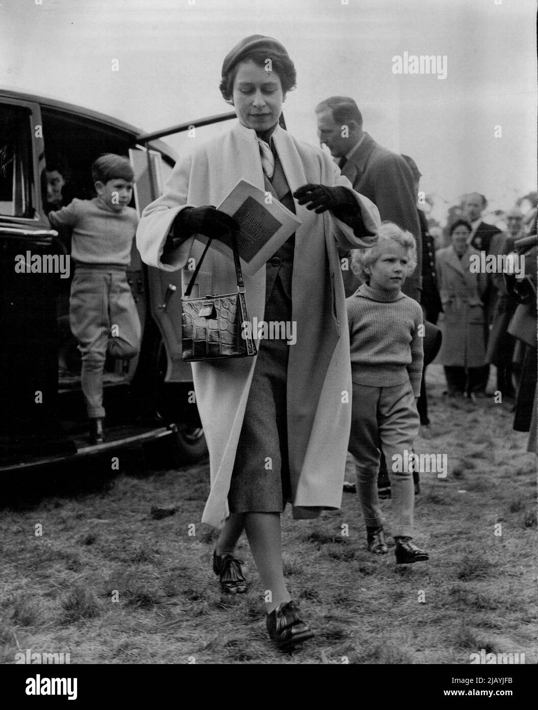 Bambini reali a Jodhpurs quando la regina arrivò al parco grande di Windsor questo pomeriggio con il duca di Cornovaglia e la principessa Anne per guardare gli eventi nelle prove a cavallo europee al parco grande di Windsor, i bambini reali indossavano jodhpurs. Maggio 19, 1955. Foto Stock
