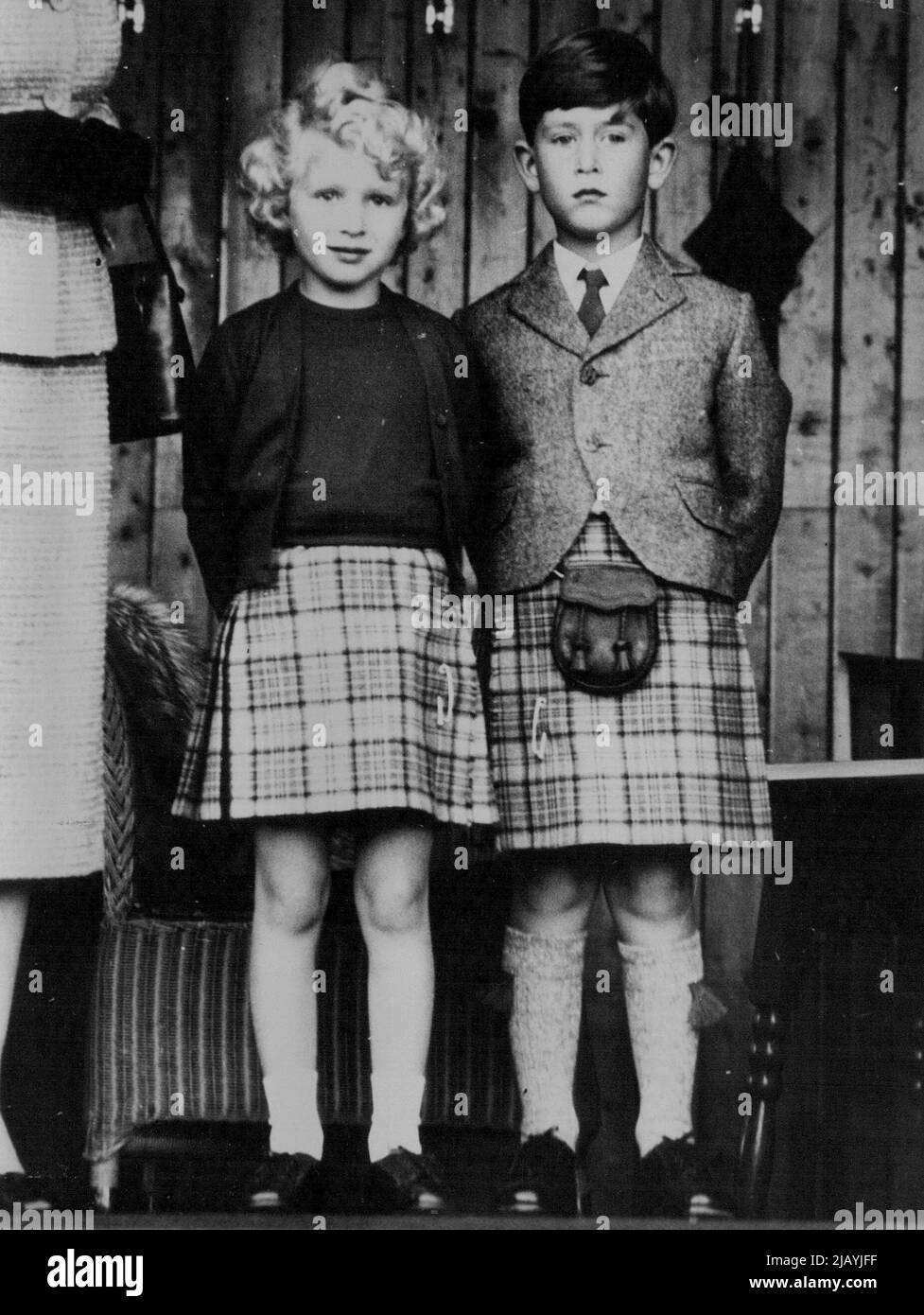 I figli reali della Gran Bretagna, la principessa Anna, di sinistra, e suo fratello, il principe Carlo, Vestito in forno appropriato guardare le partite Braemar, in Scozia. Settembre 09, 1955. Foto Stock