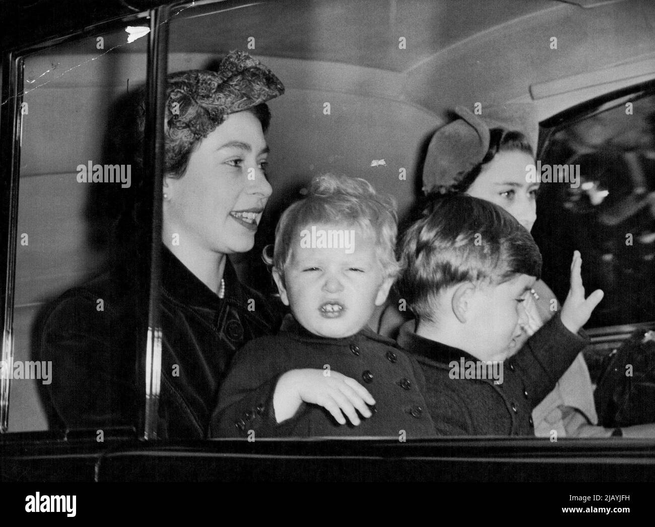 La famiglia reale dalla Scozia la regina, il principe Charles, la principessa Anne e la principessa Margaret guideranno dalla stazione di Euston, Londra, questa mattina, 14 ottobre, dopo il loro ritorno dalla festa a Balmoral, Scozia. Ottobre 14, 1952. (Foto di stampa associata). Foto Stock