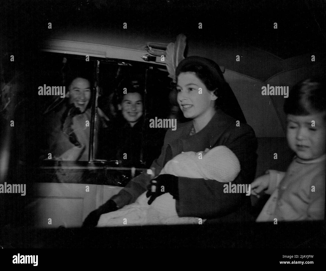 Folle derubano l'auto che porta la Principessa Elisabetta con la Principessa Anne e il Principe Carlo mentre lascia Clarence House per Kings Cross dove hanno preso il treno notturno per la Scozia. Settembre 27, 1950. (Foto per foto del contratto della posta giornaliera). Foto Stock