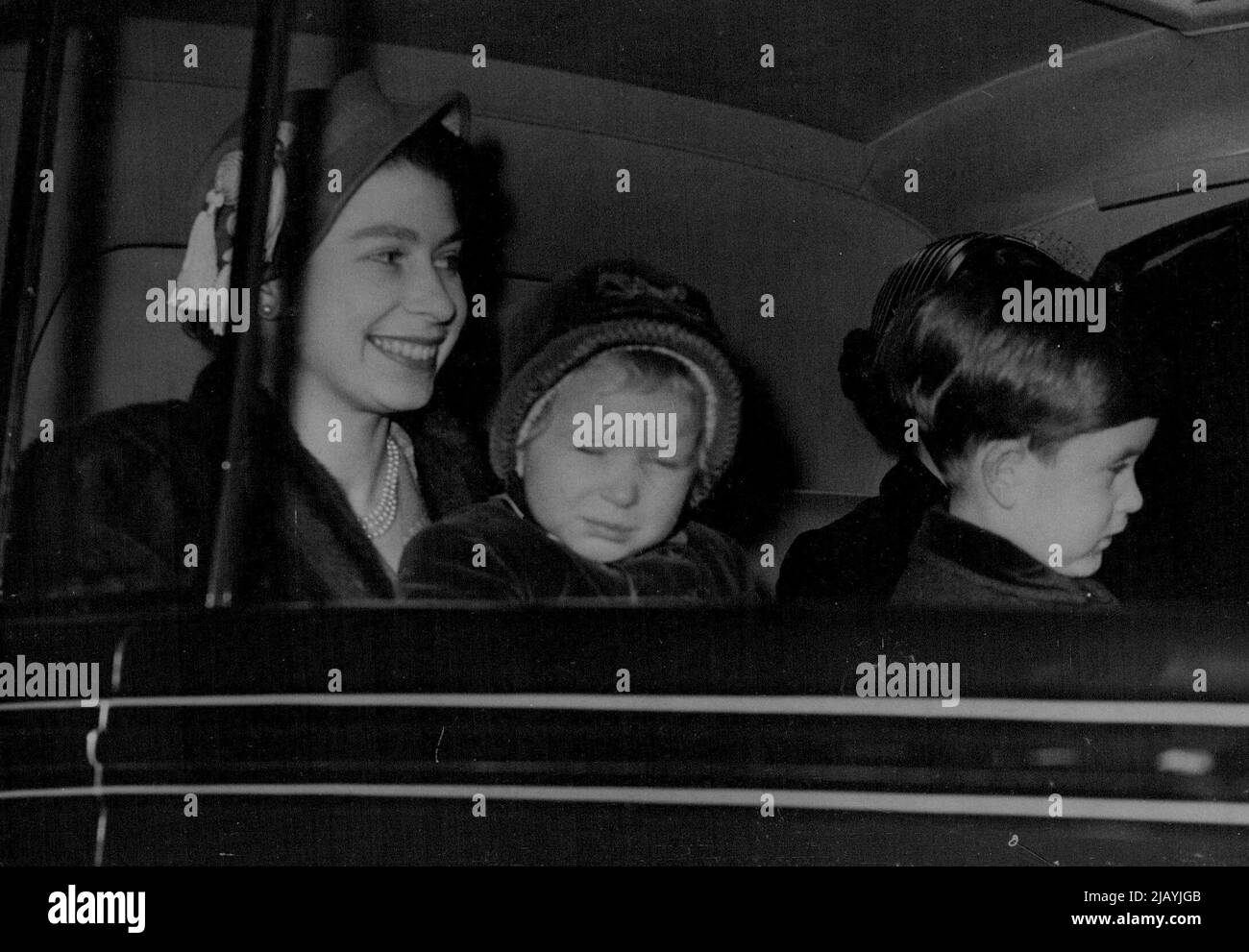 Buon Natale la Regina con la principessa Anne e il Principe Carlo visto come lasciano Buckingham Palace per King's Cross in viaggio per Sandringham dove trascorreranno il Natale. Dicembre 22, 1952. (Foto per foto del contratto della posta giornaliera). Foto Stock