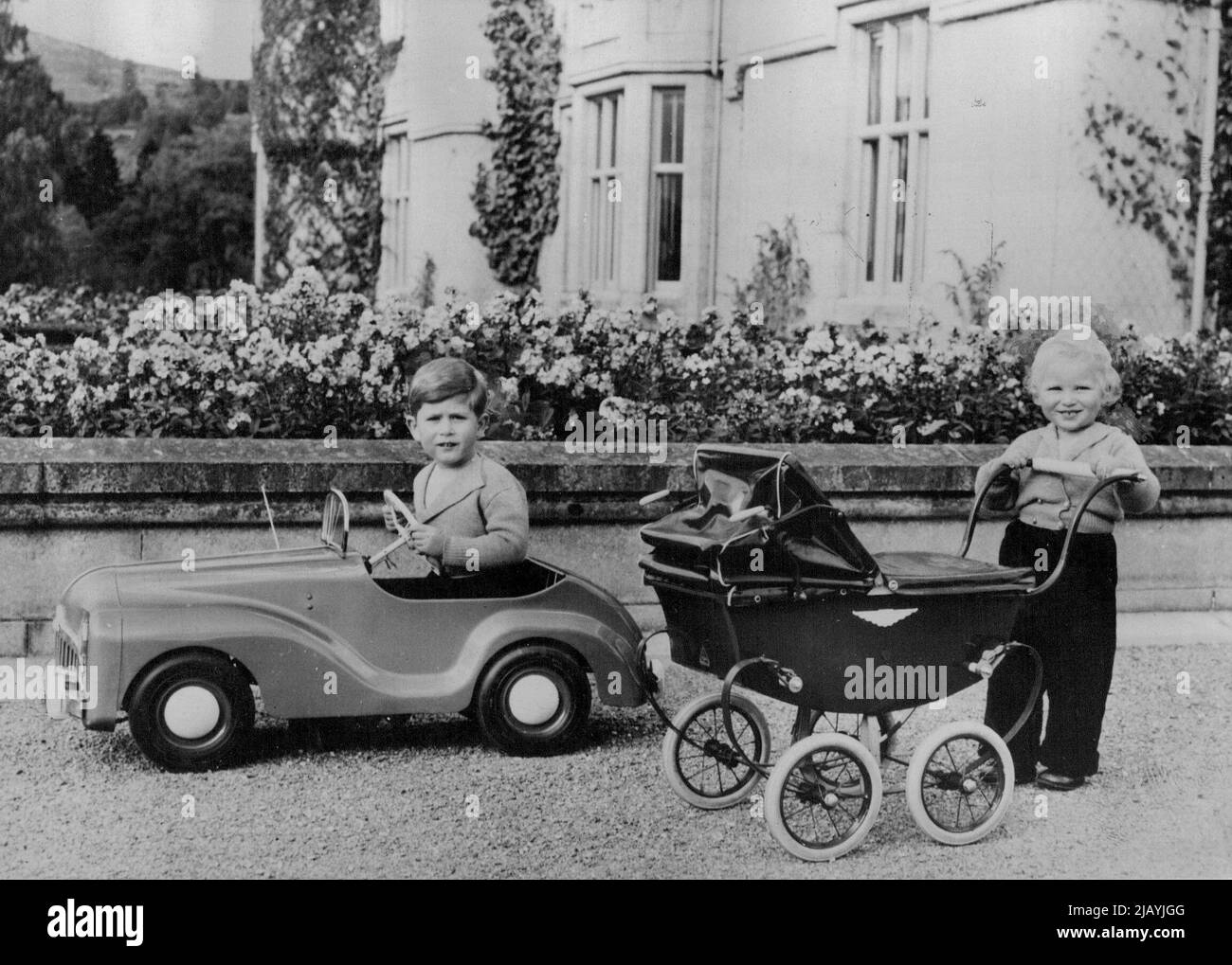 The Royal Children at Balmoral -- Una nuova fotografia del Principe Carlo e della Principessa Anna, che mostra i bambini reali in gioco nei terreni del Castello Balmoral. Maggio 03, 1953. (Foto di Fox Photos). Foto Stock
