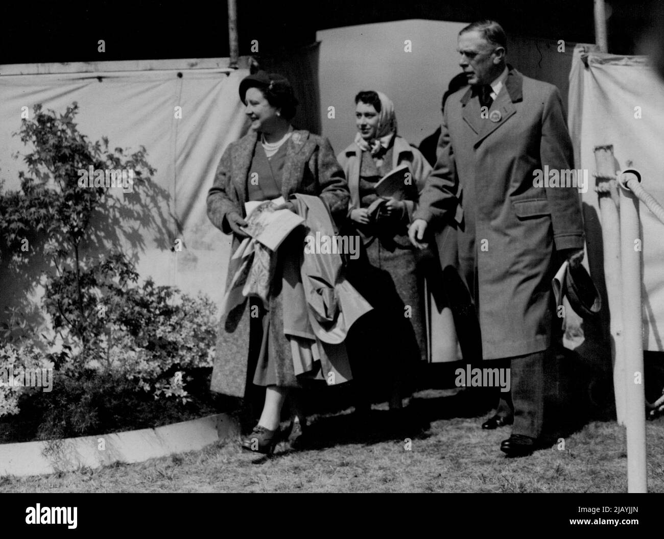 La Regina Madre, che porta un mackintosh in caso di docce, e la Principessa Margaret in una sciarpa di testa gay arrivano a guardare le prove. Maggio 18, 1955. (Foto di sera immagine standard). Foto Stock