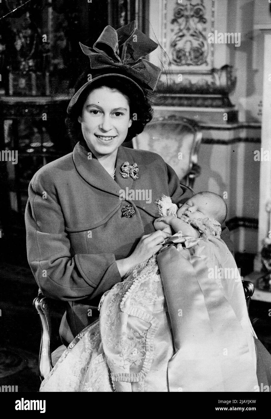 Baby Prince battezzato a Buckingham Palace : Una felice foto della principessa Elizabeth e del suo figlio neonato Prince Charles scattata a Buckingham Palace dopo la cerimonia di Cristianesimo di oggi. Il Principe Carlo, come figlio della Principessa Elisabetta sarà noto alla nazione, è stato battezzato Charles Philip Arthur George in una cerimonia a Buckingham Palace, Londra questo pomeriggio (mercoledì) quando il Dr. Fisher, arcivescovo di Canterbury officiò gli sponsor del Principe Carlo erano: Il Re, la Regina Maria, la Principessa Margaret, il Re Haakon di Norvegia, il Principe Giorgio di Grecia, la Dowager Marchionessa di Milford Haven, Lady Brabourne Foto Stock