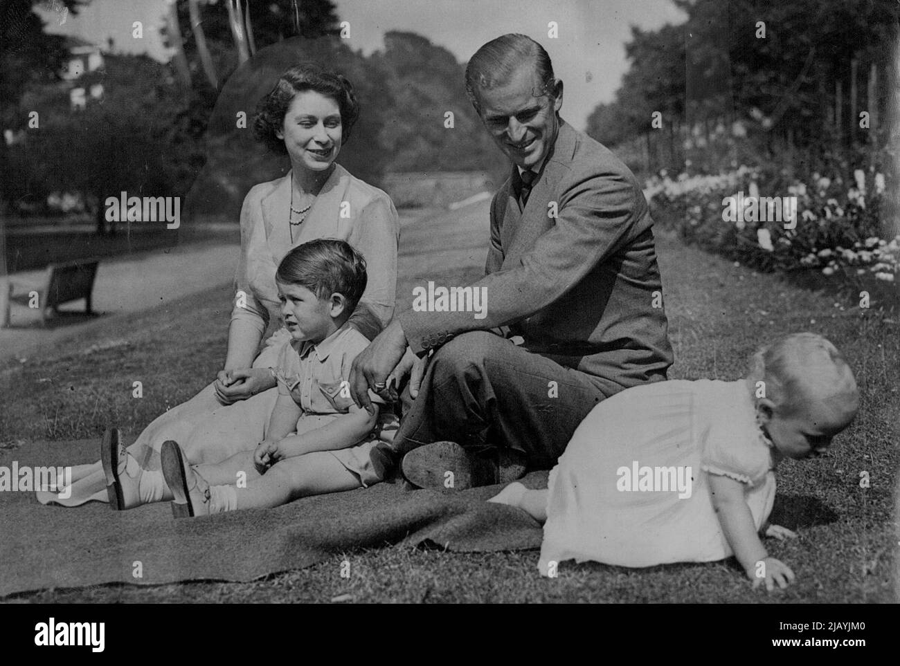 La principessa Duca e i bambini New Pictures la principessa Elisabetta e il Duca di Edimburgo guardano con un sorriso mentre la principessa Anne compie un deciso tentativo di strisciare fuori dalla foto. Il principe Carlo guarda con fermezza in un punto di interesse altrove. Fortunatamente informali sono queste le sue foto della principessa Elisabetta suo marito nel duca di Edimburgo e dei loro figli, prese alla Clarence House, la residenza londinese della famiglia. La principessa Anne avrà un anno il 15 agosto; i principi Charles avranno tre anni il 14 novembre. La famiglia, recentemente riunita duca tornato dal servizio con la R Foto Stock