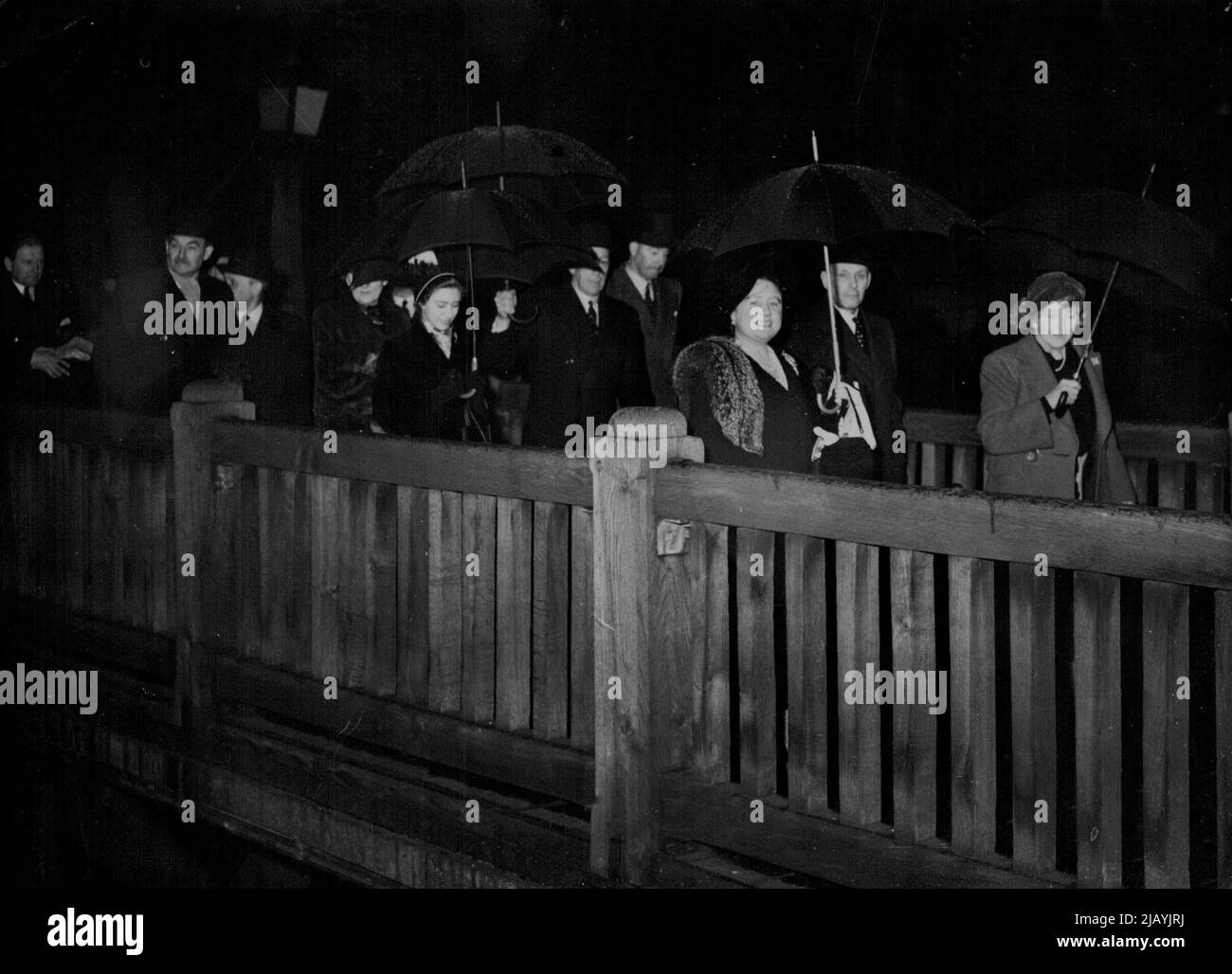 La Regina e la Principessa Margaret camminano lungo il Tower Pier, dopo la loro visita al porto di Londra. Ottobre 30, 1950. (Foto per foto del contratto della posta giornaliera). Foto Stock