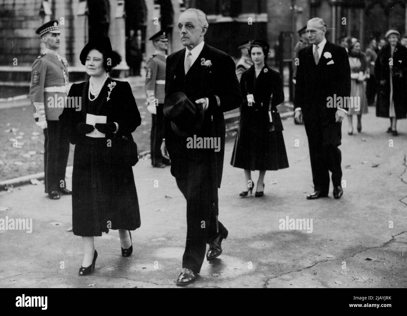 Ospiti reali al matrimonio di St. Margaret -- la Regina Elisabetta la Regina Madre cammina con il Conte di Airlie, mentre la Principessa Margaret cammina dietro con il padre della sposa, dopo il matrimonio a St. Margaret's, Westminster, di Lord Ogilvy e 19 anni di erede americana Miss Virginia Ryan. Lord Ogilvy è l'erede di 26 anni del Conte di Airlie. Ottobre 23, 1952. Foto Stock