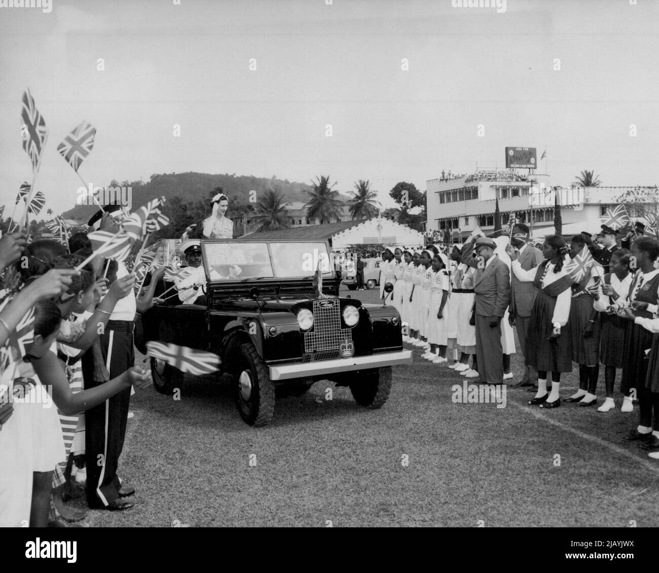 La principessa Margaret ondeggia da Jeep la principessa Margaret ondeggia da Jeep come il riconoscimento applausi e saluti di trono a San Fernando, Trinidad, febbraio 4. La giovane principessa, sorella della regina Elisabetta II, è in un tour di un mese delle Indie Occidentali. Febbraio 6, 1955. (Foto di stampa associata). Foto Stock