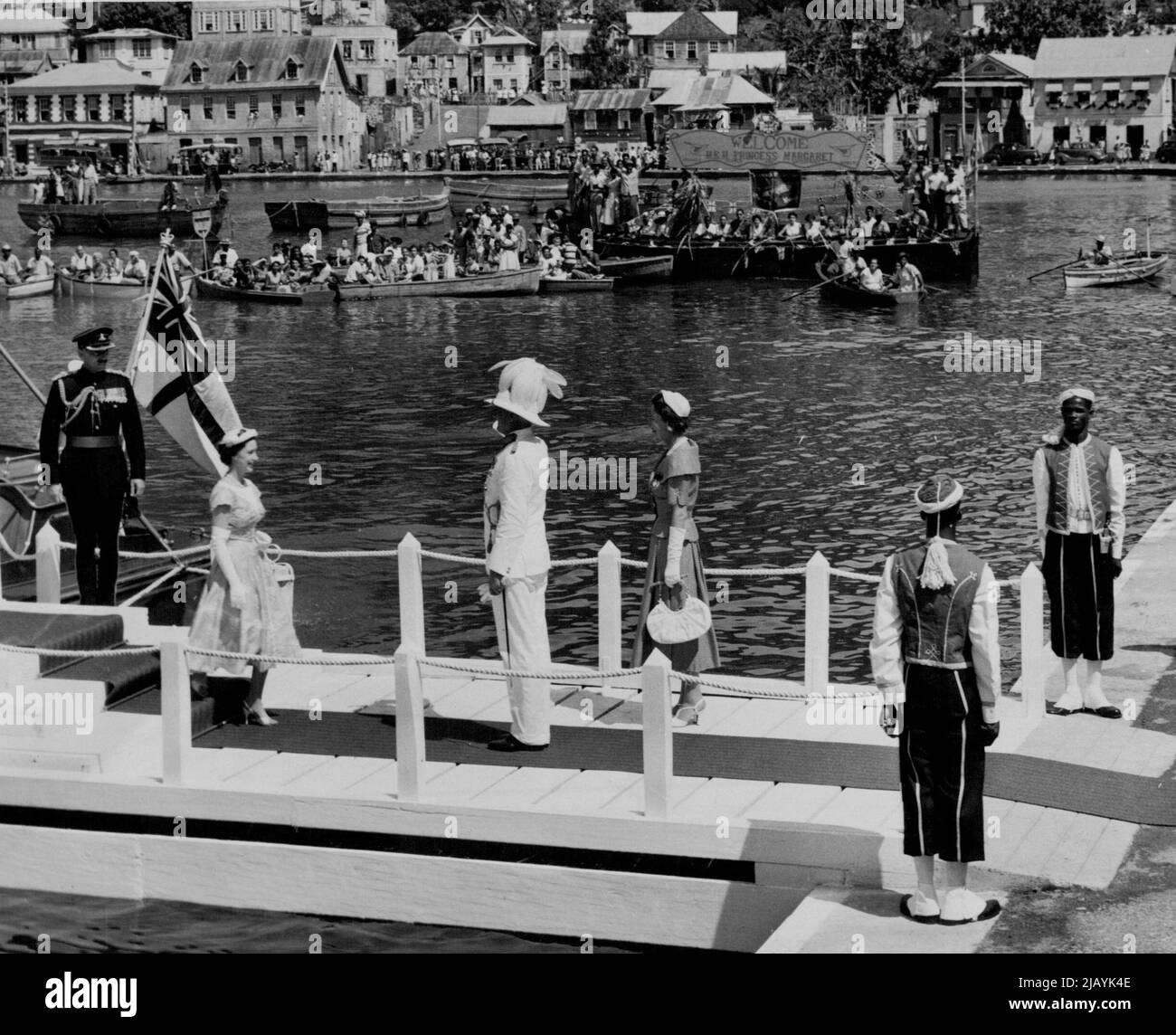 Gov. E.B. Beetham delle Isole Windward saluta come egli dà il benvenuto Principessa Margaret a Grenada 6 febbraio. Febbraio 07, 1955. (Foto di stampa associata). Foto Stock