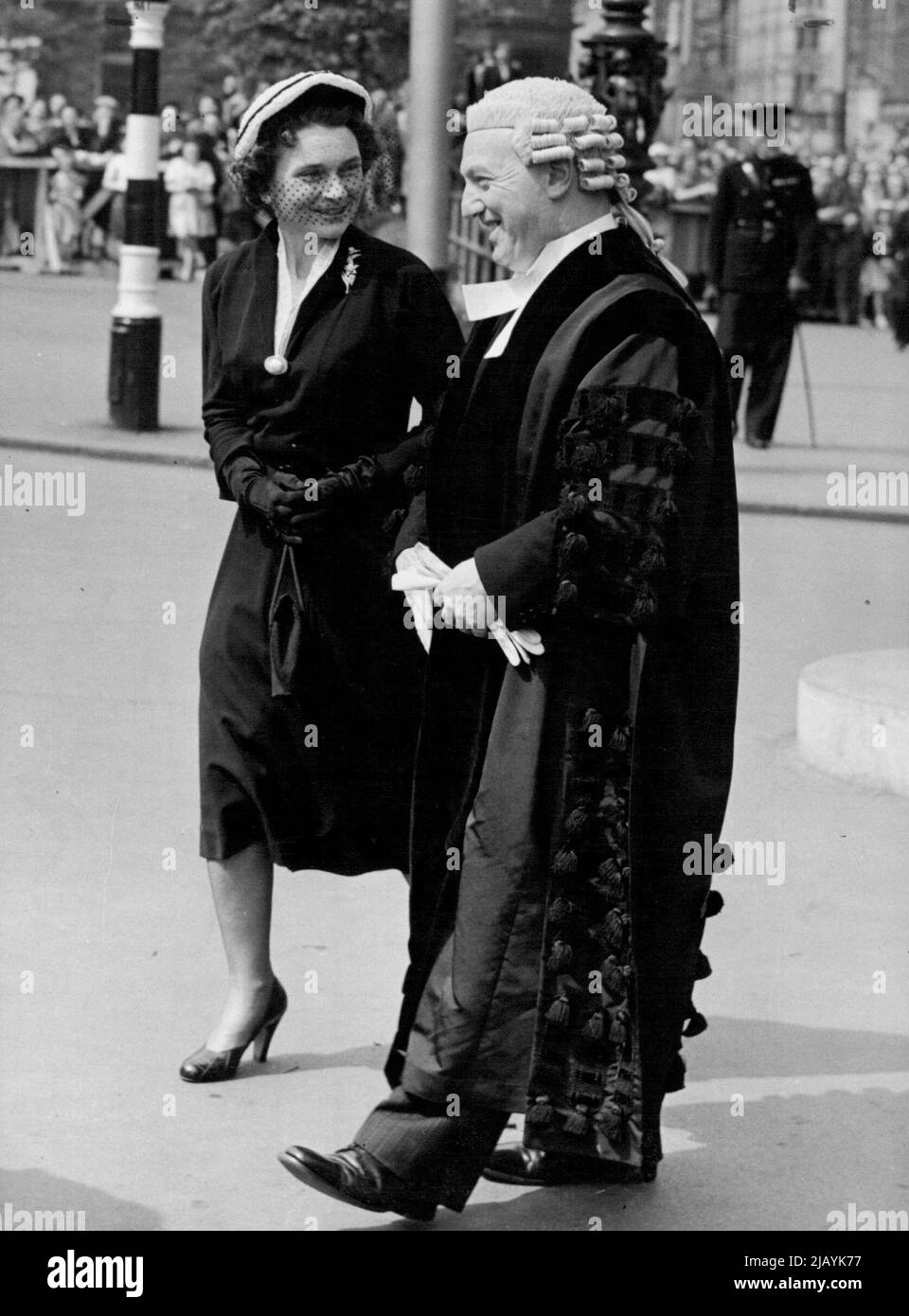 Il Gloucester in Irlanda del Nord -- la duchessa, che ha ricevuto la libertà della città di Belfast, fotografato arrivando al municipio con il Clerk della città, il sig. John Dunlop. Il Duca e la Duchessa di Gloucester la scorsa settimana hanno fatto una visita di cinque giorni in Irlanda del Nord, durante la quale hanno officiato in molte funzioni, compresa l'investitura di membri del Venerabile Ordine dell'Ospedale di San Giovanni di Gerusalemme, di cui il Duca è priore. Maggio 27, 1952. (Foto di Fox Foto) Foto Stock
