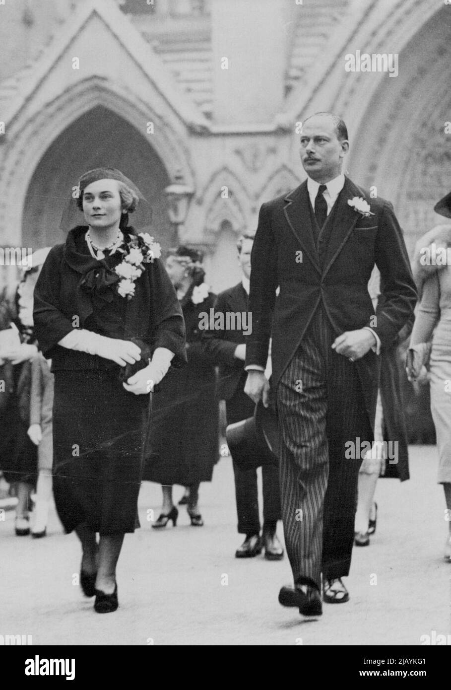 Duca e Duchessa di Gloucester lasciarono St. Margaret dopo il matrimonio di sua sorella. Maggio 15, 1936. (Foto di stampa associata). Foto Stock