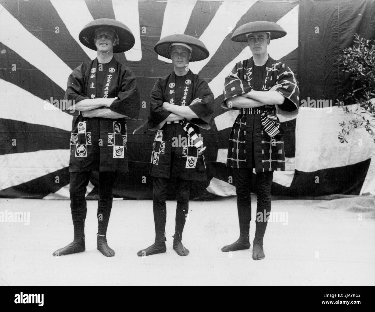 Il Principe, Lord Louis Mountbatten (a destra) e il Capt. Metcalfe (a sinistra) nei costumi dei coolies giapponesi a bordo di HMS renown. Il Principe di Galles tour in Giappone e l'Estremo Oriente. Maggio 10, 1922. (Foto di Reuterphoto). Foto Stock