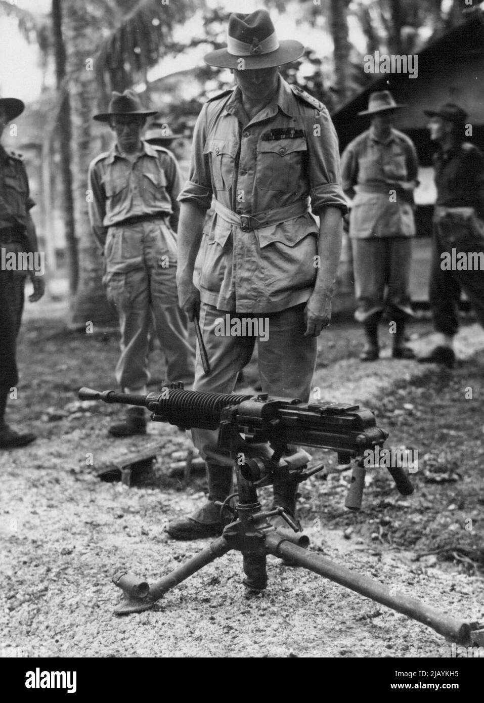Il Duca di Gloucester's tour delle zone in avanti -- sua altezza reale il Duca di Gloucester vede una mitragliatrice giapponese 'Juki' catturata. Gli australiani li chiamano 'pickers', a 8000 metri dalle posizioni giapponesi. Luglio 23, 1945. Foto Stock