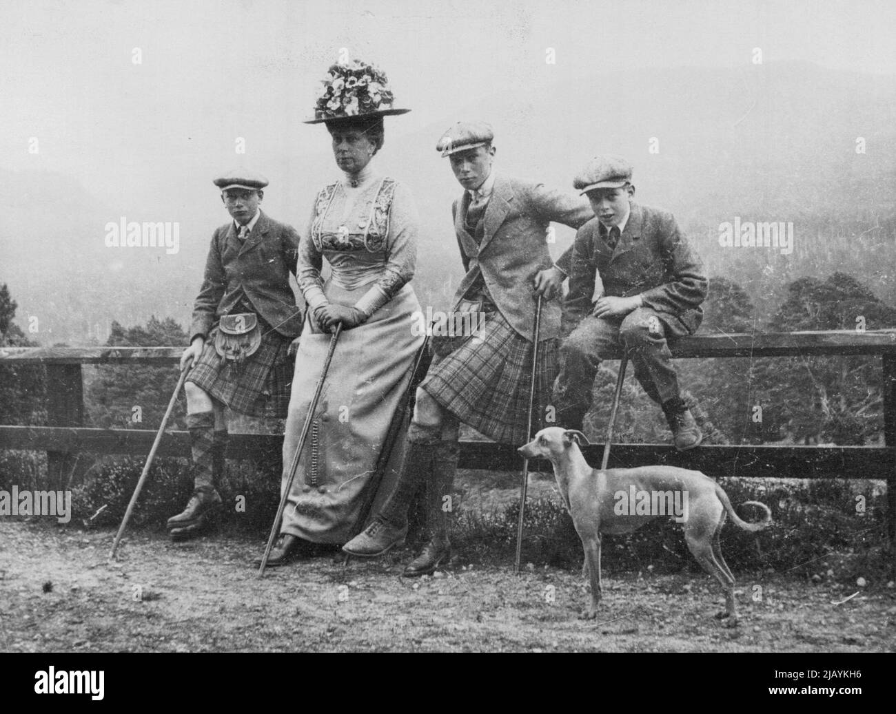 Primi incidenti nella vita della famiglia reale -- H. M. la Regina e tre dei suoi figli nel ***** . Da L a R: Il duca di Gloucester, H. M. la regina, il duca ***** E il duca di Kent. Maggio 06, 1935. (Foto di Sport & General Press Agency, Limited) Foto Stock