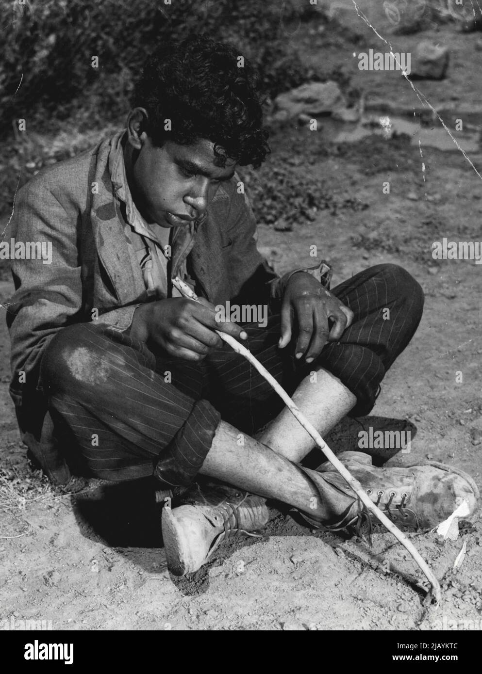 Può ottenere il suo certificato intermedio . Ma che bene è?. Il ragazzo, un aborigeno in una città , ad ovest di N.S.W., parlava con il Sig. Alan Duncan della Sydney University. Era, pensava il signor Duncan, una delle conversazioni più tristi che abbia mai avuto. Dicembre 16, 1948. Foto Stock