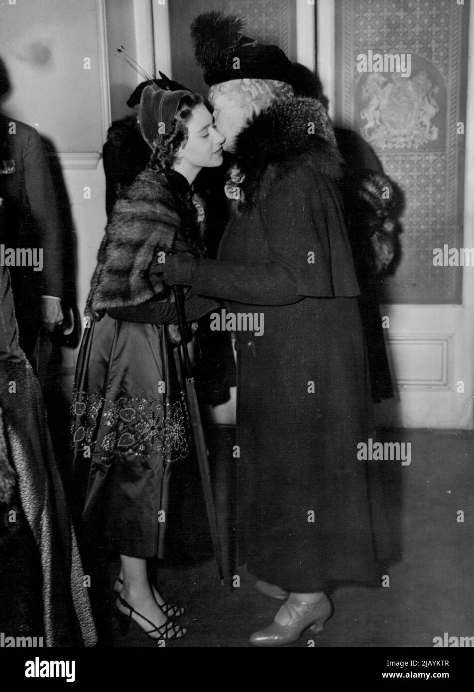 La principessa ha un bacio per la nonna -- la principessa Margaret ha un bacio di benvenuto per la nonna, la regina madre Mary, mentre arrivano al Royal Albert Hall, Kensington, per il festival britannico della legione di memoria. Novembre 10, 1951. Foto Stock