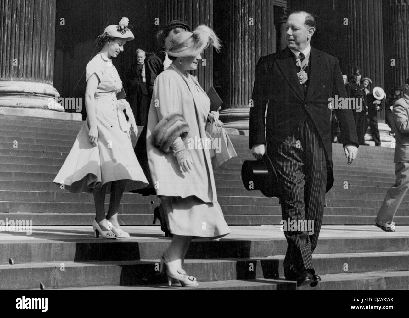La Regina e la Principessa Margaret lasciò St. Paul. La Regina e la Principessa Margaret hanno partecipato ad uno speciale servizio di ringraziamento alla Cattedrale di San Paolo per fare il 250th. Anniversario della società per la promogazione del Gospell in parti straniere. Giugno 17, 1951. (Foto per foto del contratto della posta giornaliera). Foto Stock