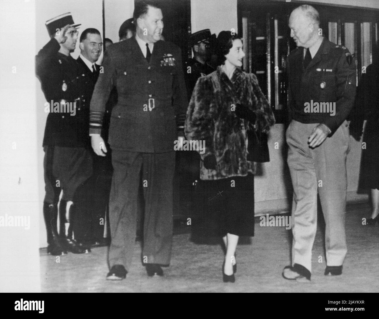 Principessa Margaret in forma - la principessa Margaret è scortata da Air Chief Marshal Sir Hugh Saunders (a sinistra) e dal generale Dwight D. Eisenhower come lei lascia S.H.A.P.E. dopo aver avuto il tè con il generale oggi novembre 23. Novembre 23, 1951. (Foto di stampa associata). Foto Stock