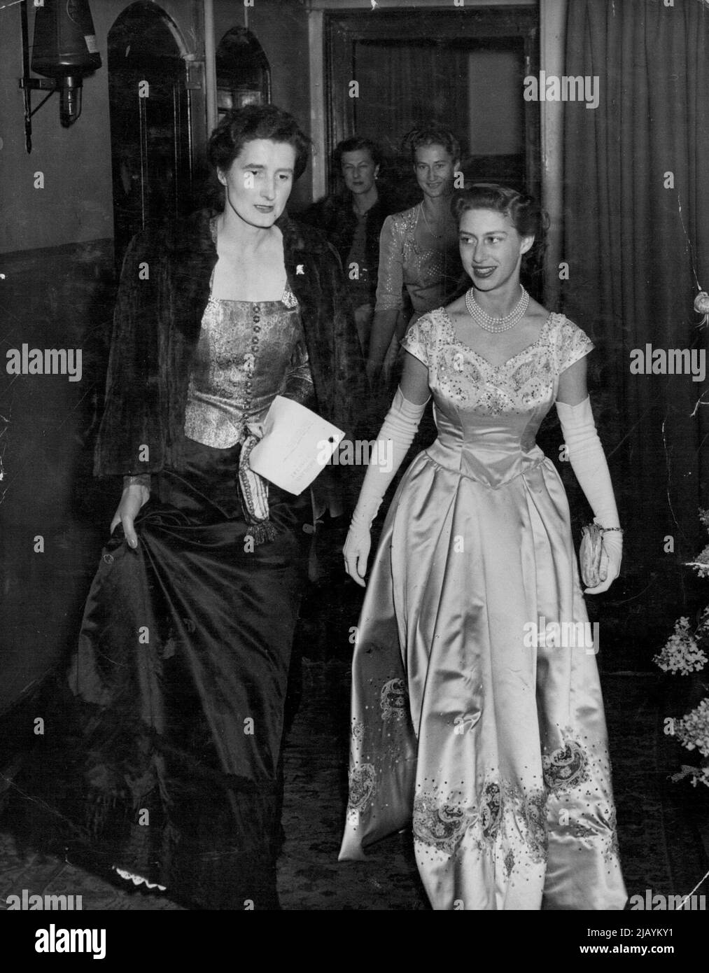 ***** Ambasciatrice ***** Moda --Principessa Margaret ***** Di Gordon di Haddo House, ***** L'immagine mostra l'eleganza della sua abito. Principessa Margaret ***** Il Re all'inaugurazione della Regina Giuliana dei Paesi Bassi, fu anche Ambasciatrice di Moda ***** Una delle sue più belle vestite da sera in raso bianco ricamato con paillettes e perle, fatta appositamente per questa visita, si vede indossare alla Aberdeen Musica Hall, quando ***** Ha partecipato ad un concerto in aiuto della Lega Scozzese dei Bambini. Ottobre 26, 1948. Foto Stock