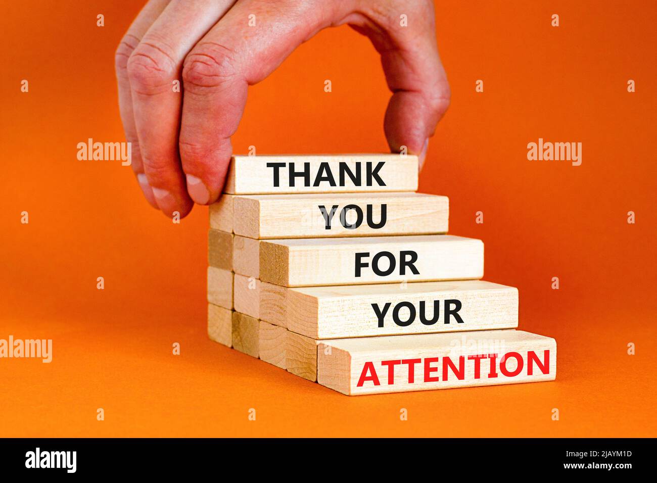 Grazie per l'attenzione simbolo. Parole di concetto grazie per la vostra  attenzione su blocchi di legno su bello sfondo arancione tabella. Uomo  d'affari h Foto stock - Alamy