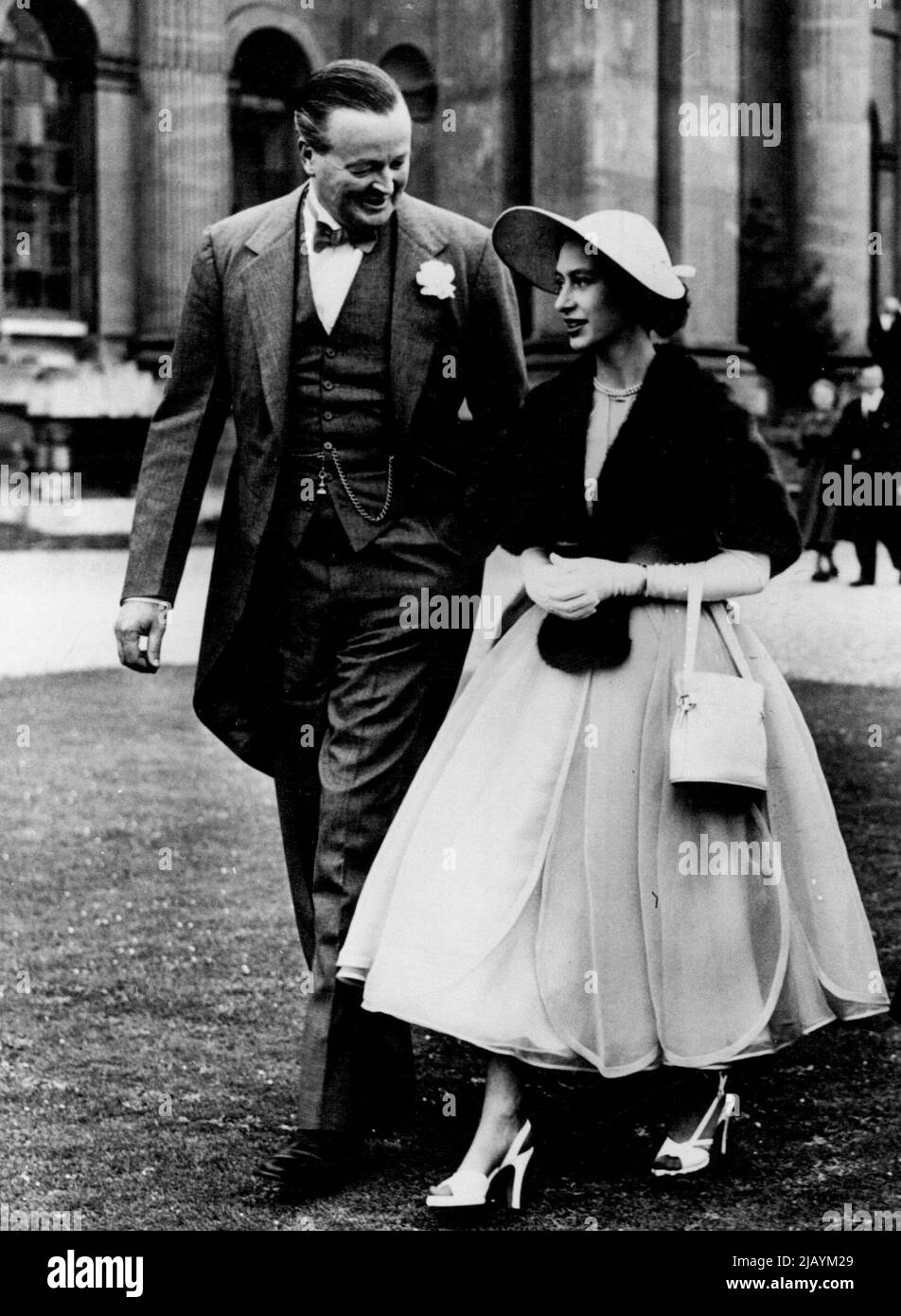 Era una giornata di sole per la festa del giardino data ieri dal duca e dalla duchessa di Marlborough - ma niente era più soleggiato del sorriso della principessa Margaret. Mentre passava con il duca di Marlborough nei terreni di Blenheim Palace, Woodstock, Oxford, era una principessa gay in organza blu e un cappello da foto. La principessa indossava un capo naturale mink rubato sopra il suo vestito con bordo pieno, che papà un orlo smerlato. E per i footware ha scelto sandali con cinturino bianco. Giugno 08, 1953. (Foto di Daily Mirror). Foto Stock