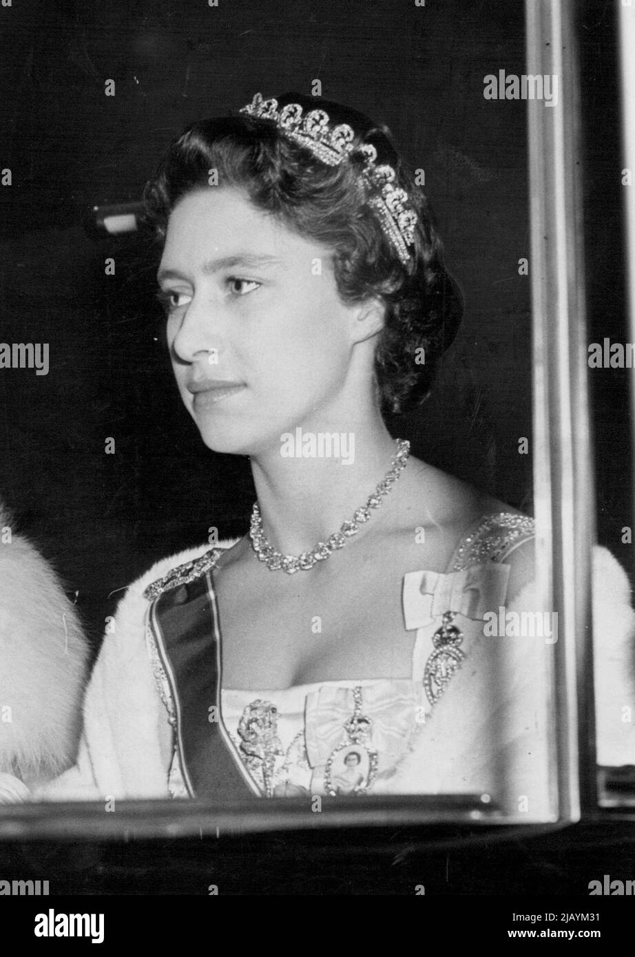 La principessa Margaret ha ritratto ieri notte mentre ha guidato con la madre regina dalla Camera di Clarence al banchetto di Stato per il presidente Lopes del Portogallo e sua moglie a Buckingham Palace. La polemica sulle azioni pubbliche della Principessa Margaret, molto arrabbiosa dal punto di ebollizione in Gran Bretagna, si è bollita dopo la pubblicazione di un'immagine del suo pilone di decima su una moto. Ottobre 26, 1955. (Foto di Daily Mirror). Foto Stock