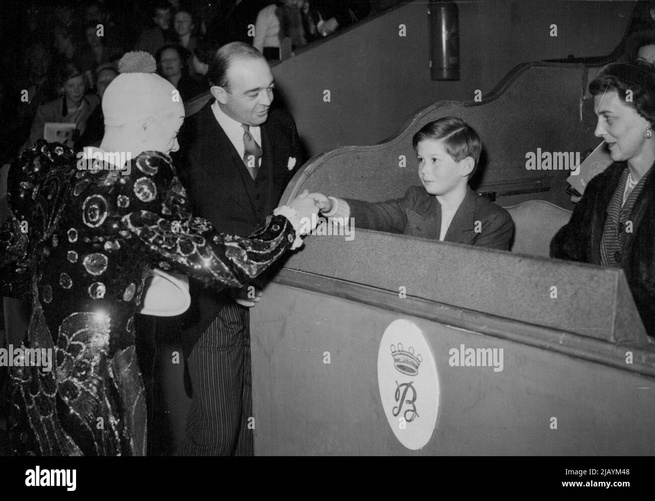 Duchessa del Kent e dei bambini incontrare il Circus Clown -- Percy Huxter, il clown, chiacchiera con il principe Michele e la duchessa del Kent con Clown oggi ad Olympia. Il principe o il commoner sono entusiasti del 'anello di awdust'. Non si potevano trovare spettatori più apprezzanti del Principe Michele, del Principe Edoardo Duca di Kent o della Principessa Alexandra, tutti andati con la loro madre, la duchessa di Kent oggi (mercoledì) per vedere Bertram Mills Circus a Olympia, Londra. Dicembre 29, 1948. (Foto di Reuterphoto). Foto Stock
