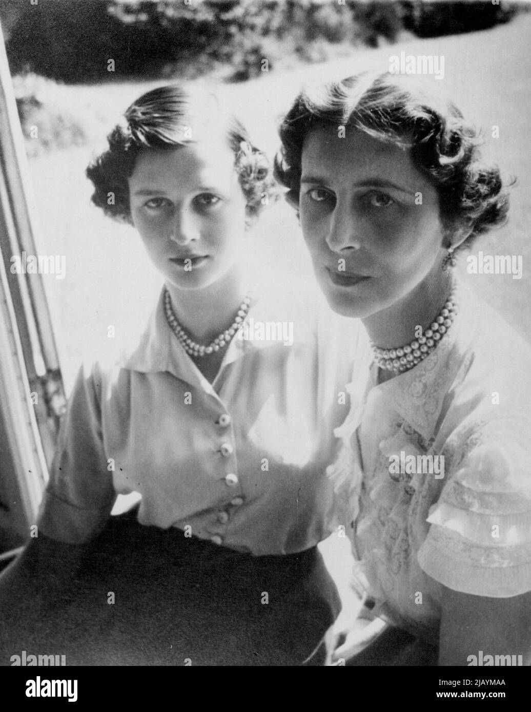 Duchessa di Kent e sua figlia - Nuova immagine -- la Duchessa di Kent e la sua figlia di 15 anni, la Principessa Alexandra, sono visti nel giardino della loro casa qui in questa nuova foto scattata da Baren. Giugno 02, 1952. Foto Stock