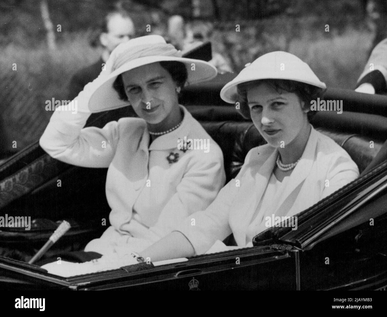 Royal Racegoers nel Breeze Ascot -- la duchessa di Kent mette una mano di ritegno al suo cappello, catturato dal fresco broeze, come lei guida con sua figlia Principessa Alexandra lungo il corso al loro arrivo ad Ascot oggi (Martedì). Giugno 15, 1954. (Foto di Reuterphoto) Foto Stock