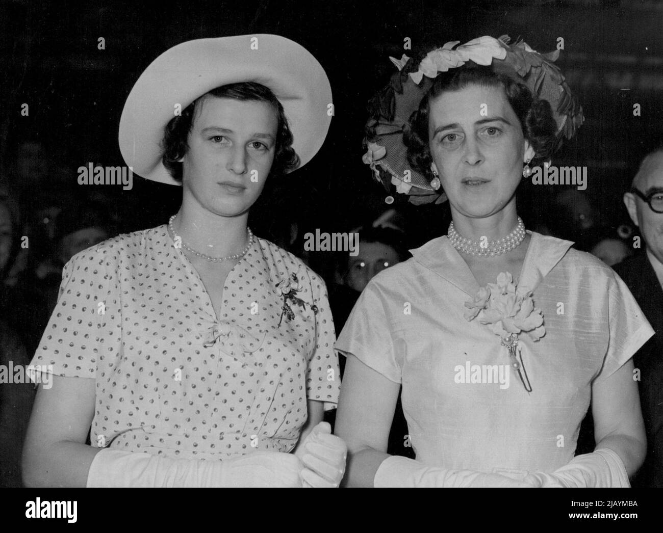 Tour giornaliero delle rose -- la principessa Alexandra ha visto con sua madre la duchessa del Kent durante un tour dei centri di Londra Alexandra Rose Day. Giugno 24, 1952. (Foto per foto del contratto della posta giornaliera) Foto Stock