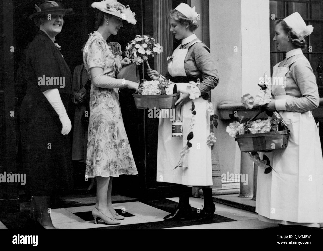 Duchessa di Alexandra Rose Day Drive di Kent - la duchessa di Kent comprando la sua rosa quando ha lasciato la sua Belgrave-Square (Londra) a casa per il suo tour di giorno. La duchessa del Kent, come presidente, ha fatto oggi un viaggio attraverso Londra, visitando un certo numero di depositi dove le rose sono in vendita a beneficio dell'ospedale. È il 28th anniversario di Alexandra Rose Day. Giugno 10, 1939. (Foto di Topical Press). Foto Stock