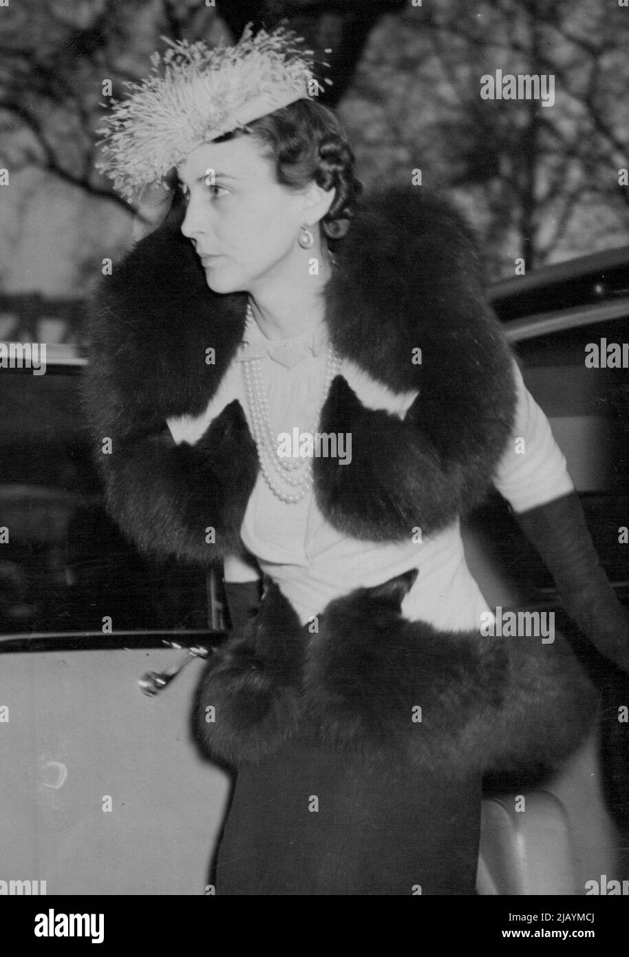 Duchessa di Kent in pelliccia rifinito costume & cappello romanzo, partecipando pranzo dato da Lord Halifax a col. Back (uomo straniero polacco) a Londra. Aril 16, 1939. (Foto della stampante associata). Foto Stock