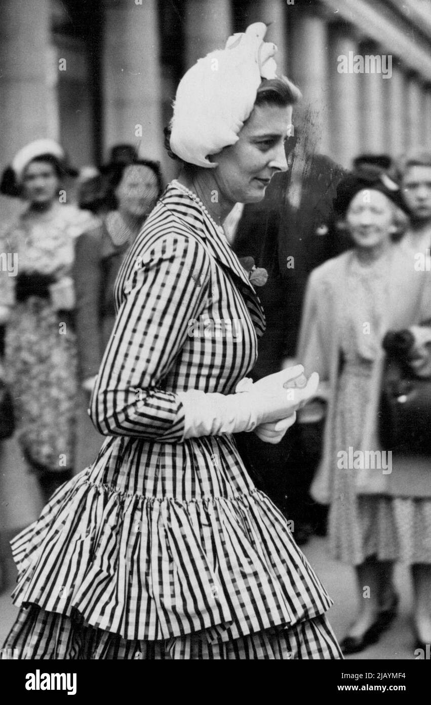Elegante taffeta di controllo vestito indossato dalla duchessa di Kent quando visitò l'Alexandra Rose Day Depot presso l'esercito e la Marina Stores, Londra, aveva impressionanti gonne fiocchee. Il suo cappello era fatto di due piccoli uccelli bianchi. Poco dopo sua altezza reale lasciò l'aeroporto di Londra per una visita di tre giorni in Francia. Luglio 04, 1949. (Foto di Sport & General Press Agency, Limited). Foto Stock