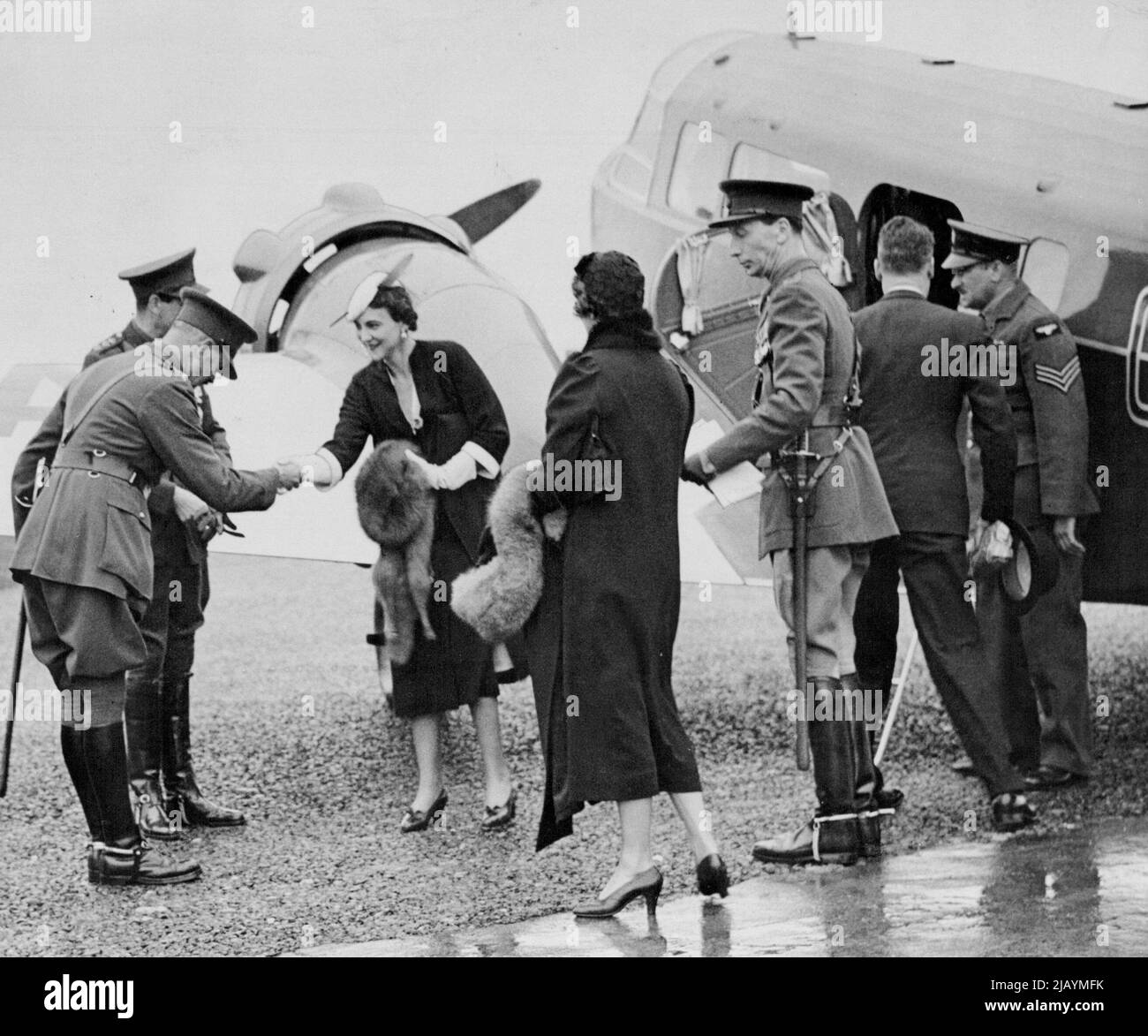 Duca e Duchessa di Kent Fix attraverso il nuovo aereo della famiglia reale di Fog utilizzato per il primo ***** -- il Duca e la Duchessa di Kent sono stati accolti dal colonnello del reggimento reale della Regina, al loro arrivo oggi a Lympne. Il Duca e la Duchessa di Kent nel nuovo aereo acquistato per la famiglia reale e utilizzato per la prima volta oggi, volò attraverso la nebbia e la pioggia da Hendon a Lympne. Wing-Commander E.H. Fielden, capitano del volo del re, che pilotato dall'aereo aveva qualche difficoltà ad atterrare all'arrivo a causa delle nubi basse, ma i segnali di nebbia erano stati preparati. Gennaio 1, 1937. (Foto di Keystone). Foto Stock