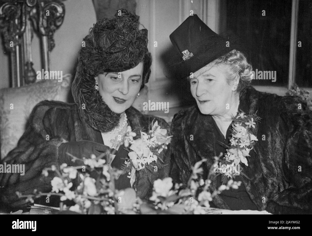 La duchessa del Kent indossando un cappello impressionante fatto di piume struzzo drappi, quando ha partecipato ad una festa di tè data alla Admiralty House, Londra, in aiuto del re George Funs per i marinai. Febbraio 26, 1946.(Photo by Reuterphoto). Foto Stock