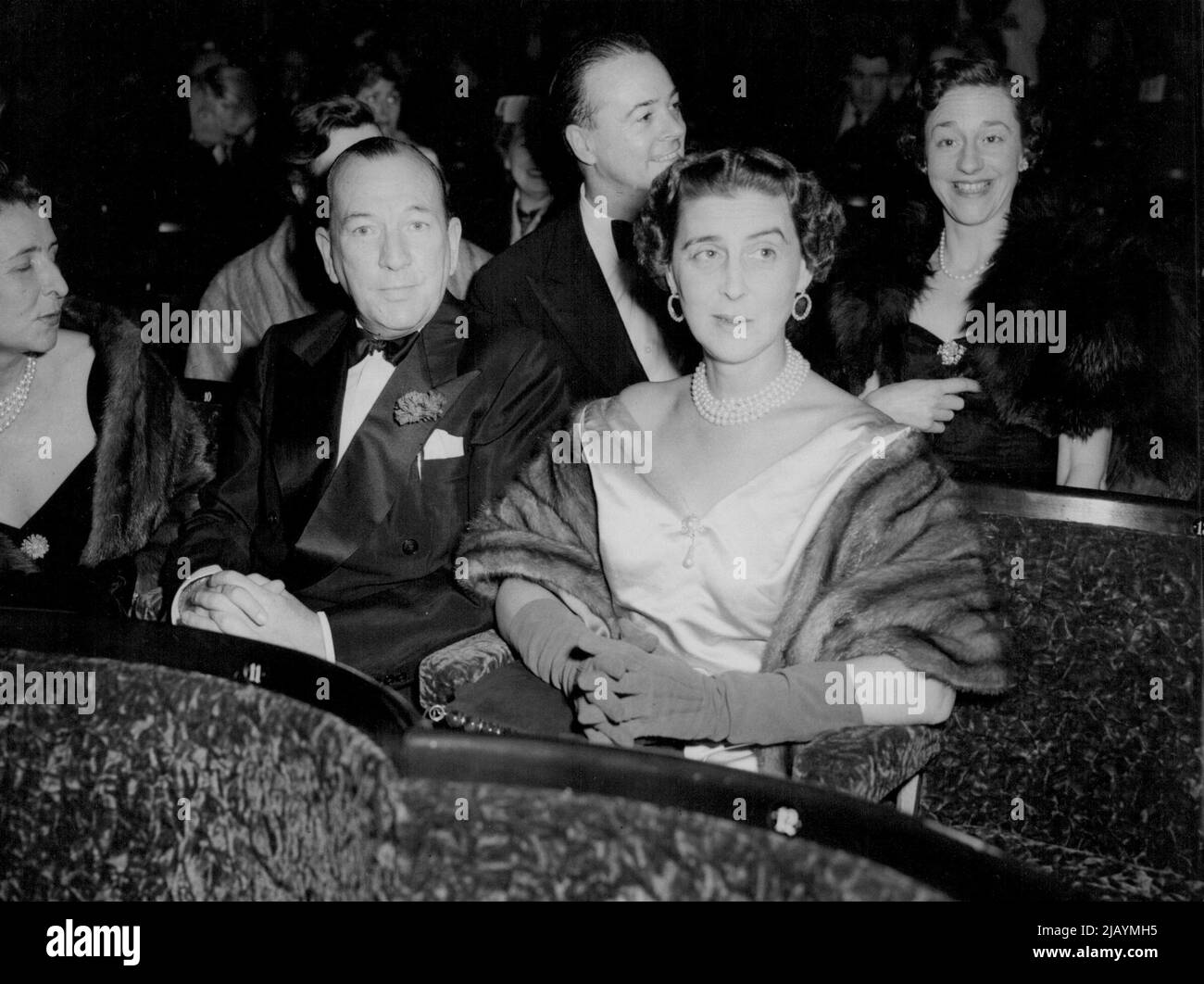 Duchessa in platea - la duchessa del Kent, con noil Coward, assiste la prima notte della stagione dei Ballets de Paris al Teatro Stoll, Kingsway, Londra, stasera (Lunedi). Novembre 30, 1953. (Foto di Reuterphoto). Foto Stock