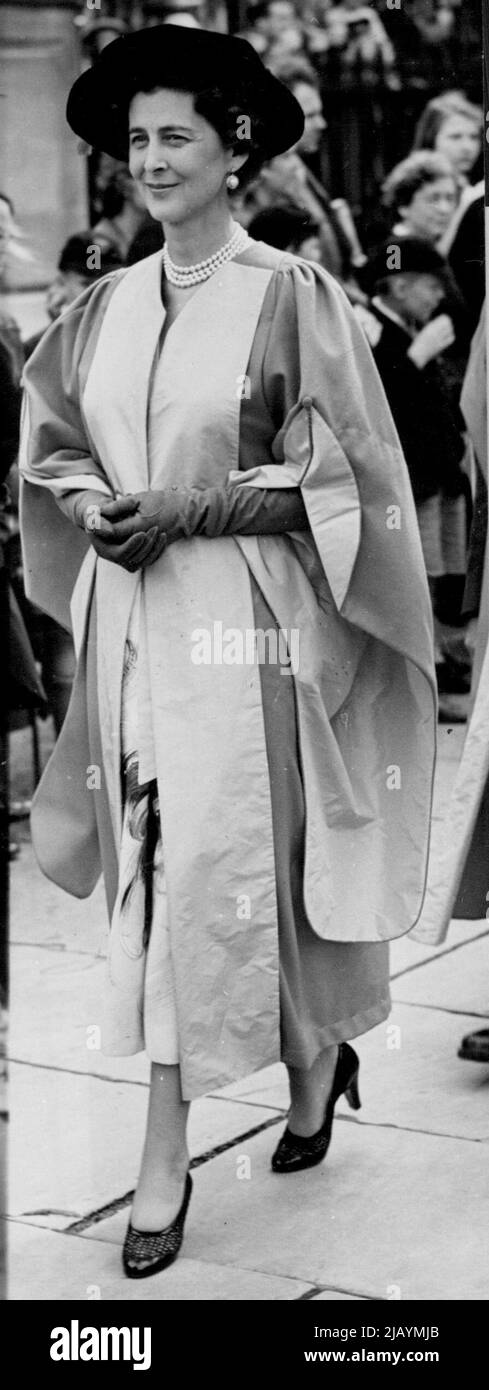Duchessa riceve il dottorato a Cambridge - in abiti accademici, la Duchessa di Kent cammina in processione dalle Scuole antiche alla Camera del Senato a Cambridge questa sera (Lunedi) per ricevere il grado onorario di Dottore delle leggi dell'Università. Luglio 13, 1953. Foto Stock